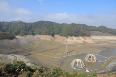 水を抜かれて空っぽの城山湖24