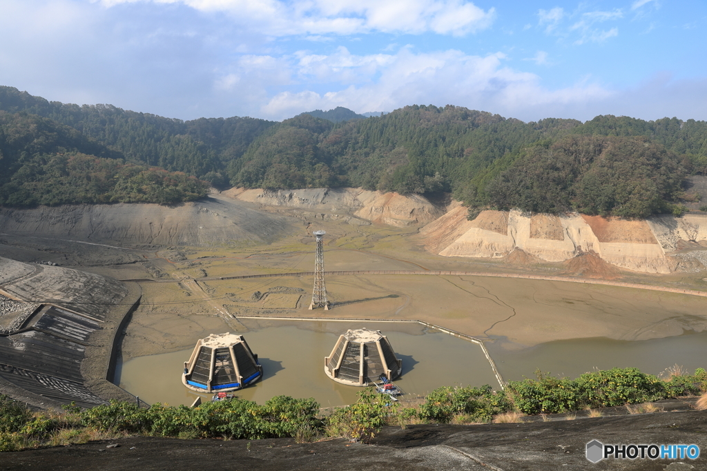 水を抜かれて空っぽの城山湖3