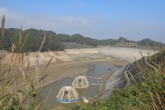 水を抜かれて空っぽの城山湖23