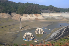 水を抜かれて空っぽの城山湖25