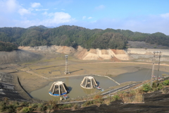 水を抜かれて空っぽの城山湖11