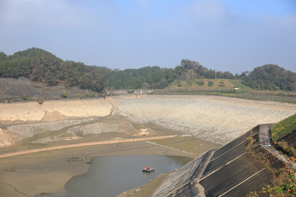 水を抜かれて空っぽの城山湖21