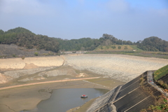 水を抜かれて空っぽの城山湖21
