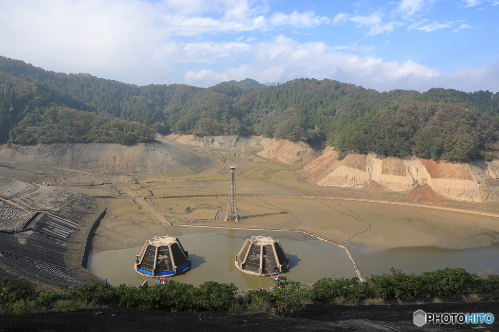 水を抜かれて空っぽの城山湖1