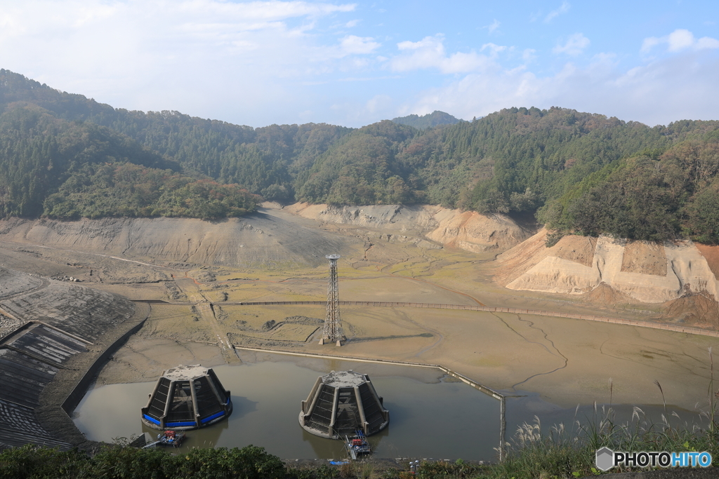 水を抜かれて空っぽの城山湖8