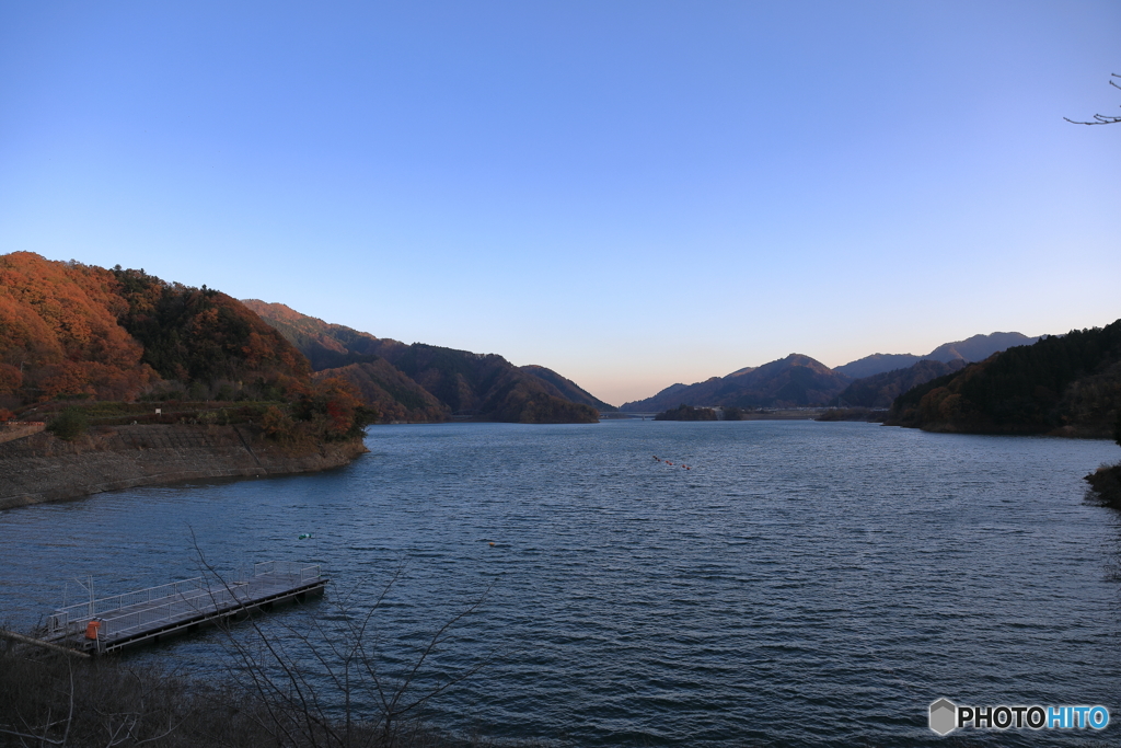 晩秋の宮ヶ瀬湖
