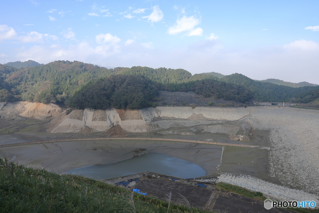 水を抜かれて空っぽの城山湖7