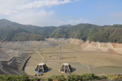 水を抜かれて空っぽの城山湖30