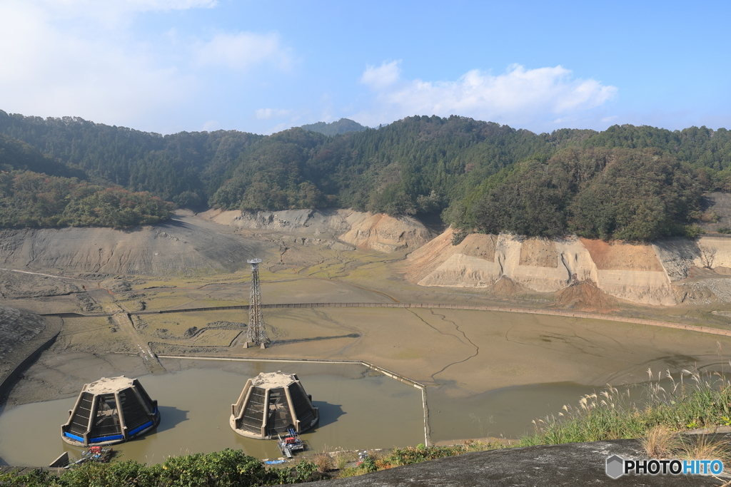 水を抜かれて空っぽの城山湖41