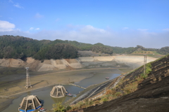 水を抜かれて空っぽの城山湖12