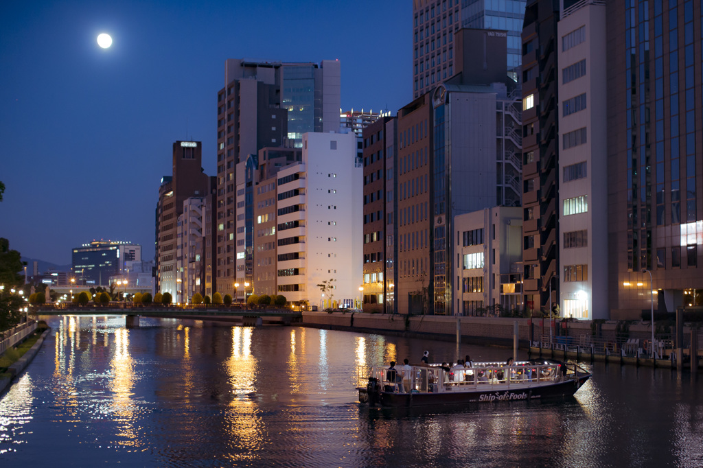 月夜の船上パーティー