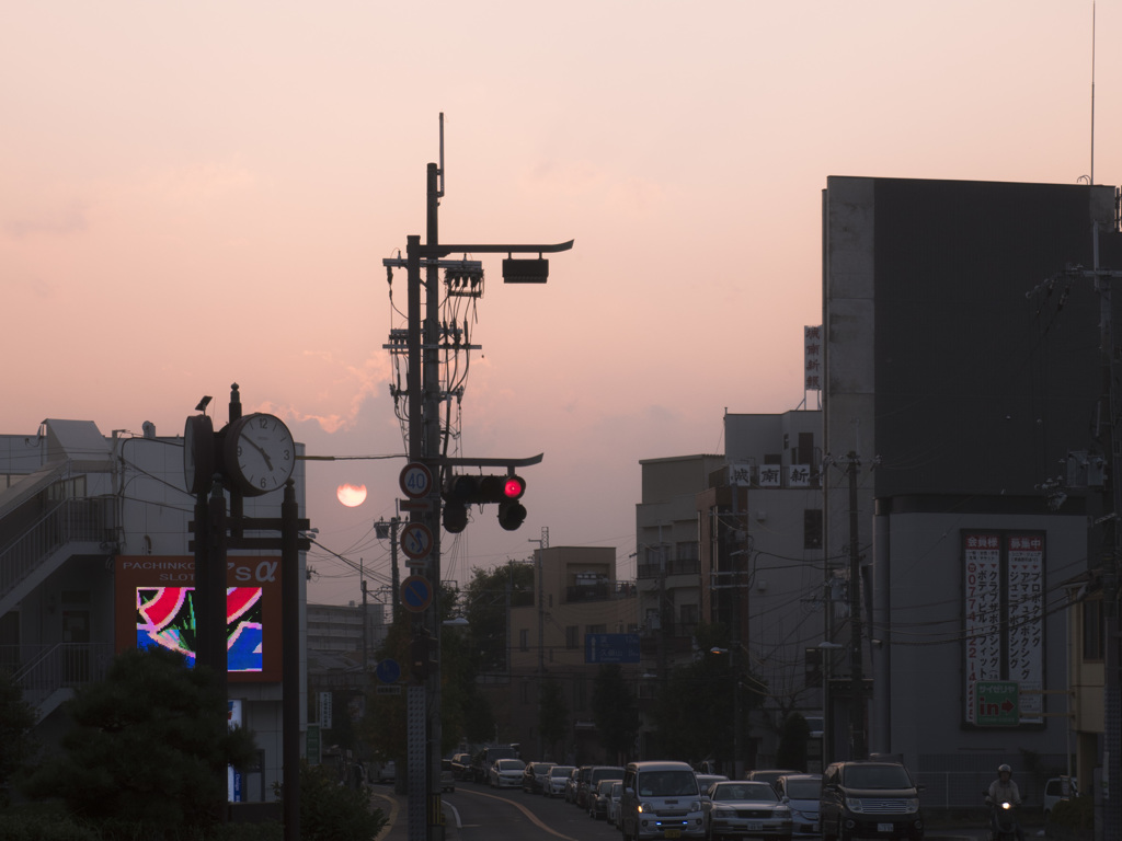 午後五時十分前。宇治橋から夕日の方向。