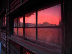古民家に映る夕焼けを