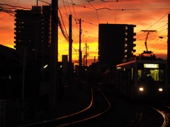 夕焼けの中を行く