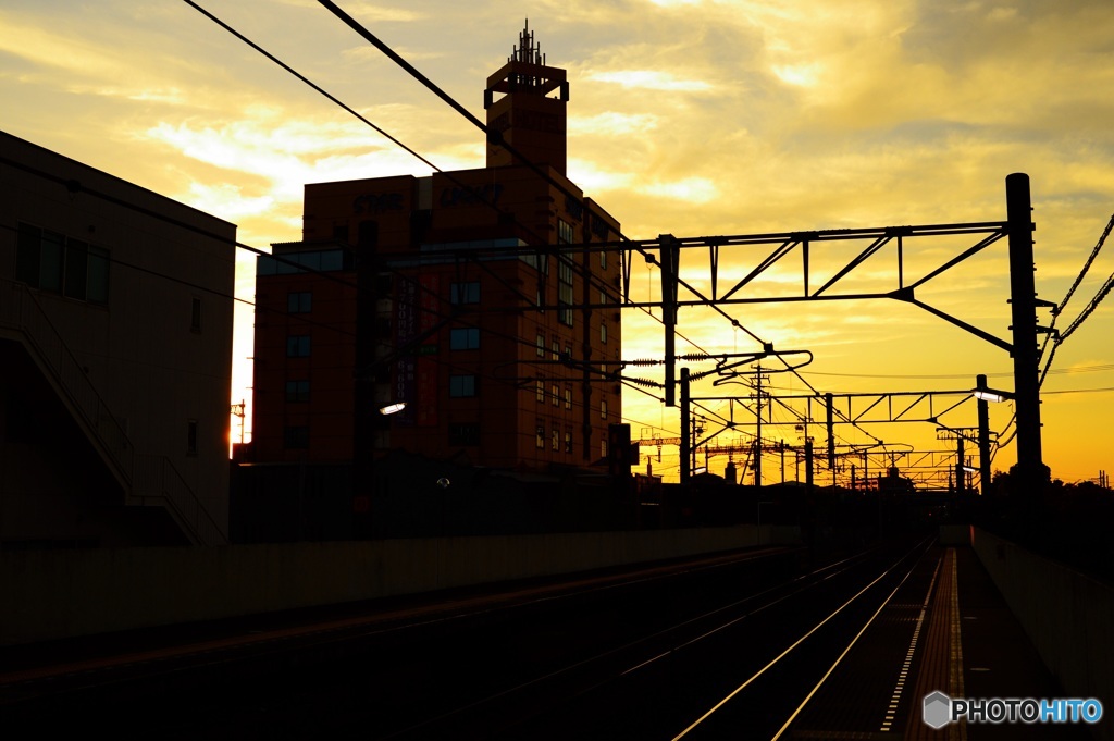 小さな駅の夕暮れ