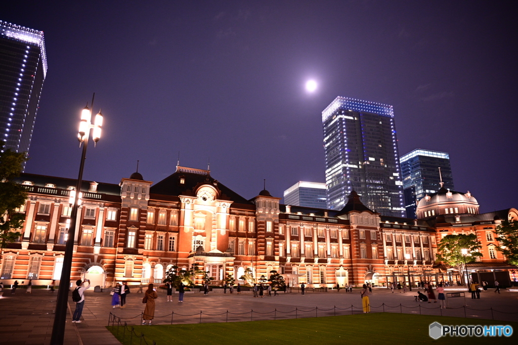 Moon Tokyo Station 