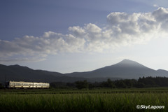 磐梯山と始発列車