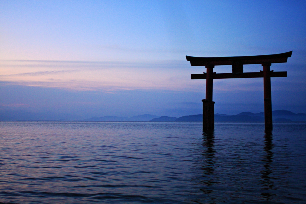 暁に映える湖上の鳥居
