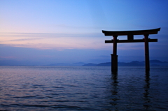 暁に映える湖上の鳥居