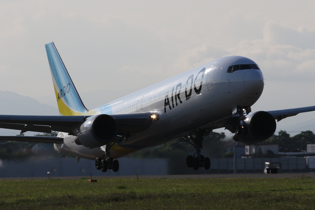Take off, AIR DO B763 (JA8359)