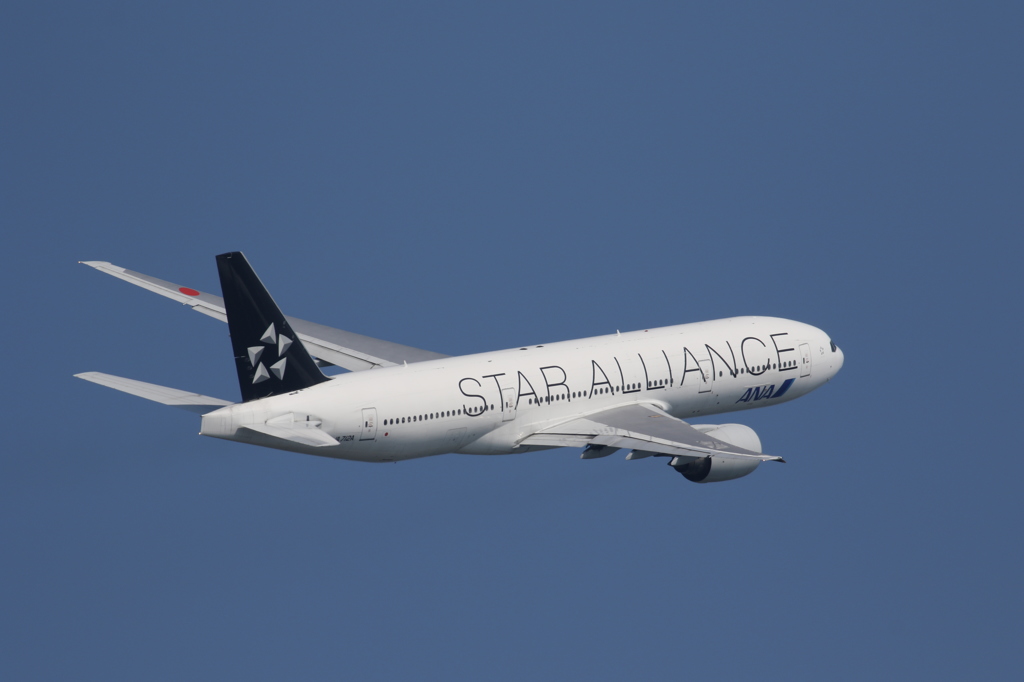 ANA B777-200 (JA712A)