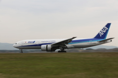 ANA B772 (JA702A)