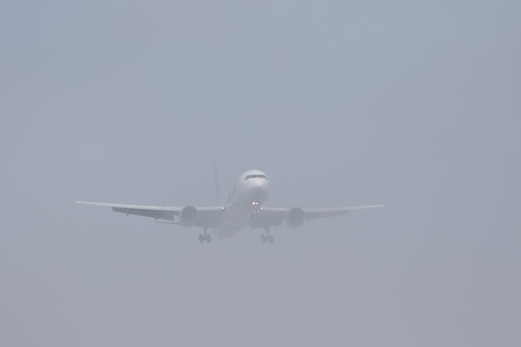 霧から抜ければ、そこは空港