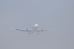 霧から抜ければ、そこは空港