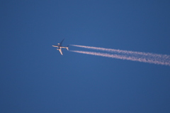 夕日に染まるcontrail