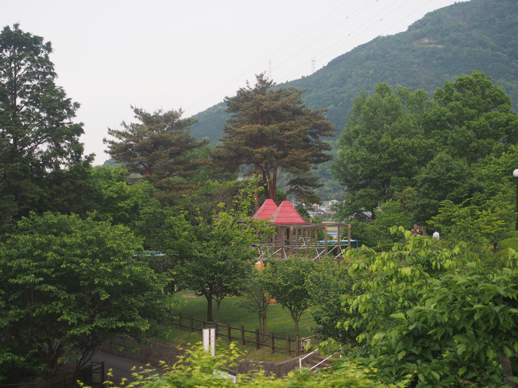 公園　赤い屋根の遊具
