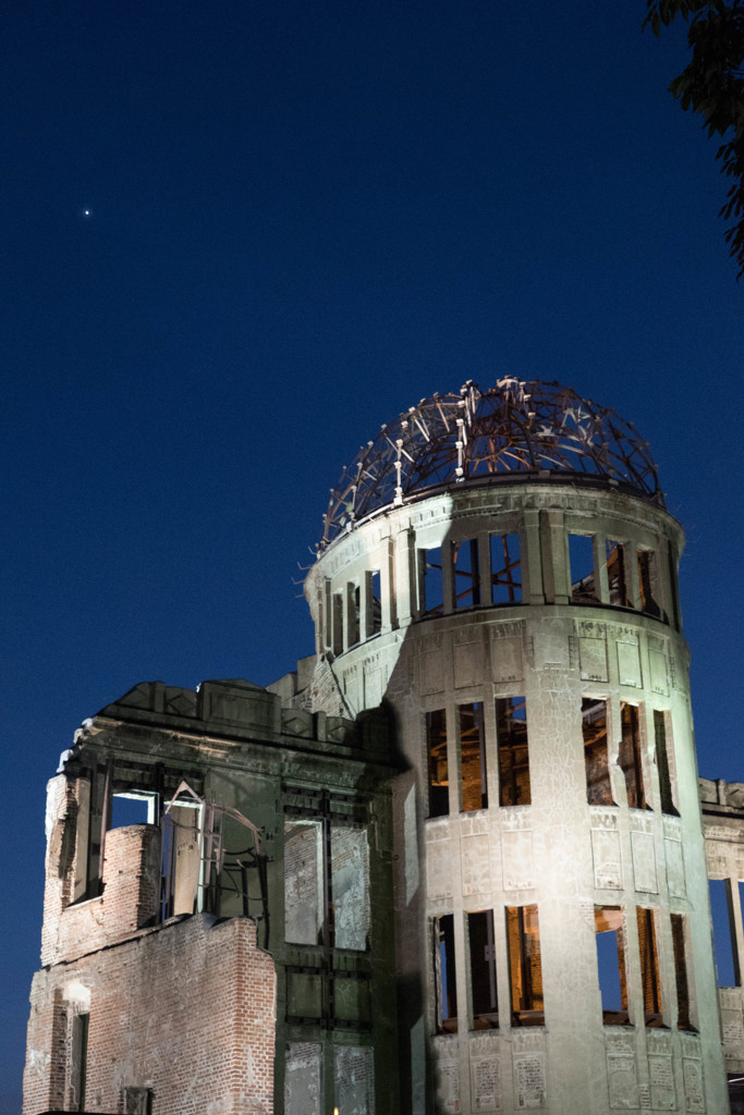 原爆ドーム　明星を見上げて