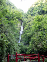 洒水の滝　赤い橋渡りたい