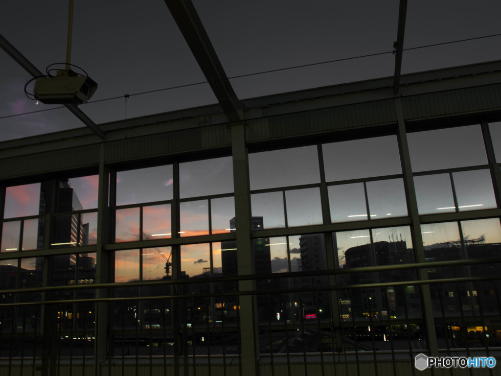 ホームからの夕空