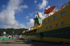 臨時便/橘丸、大島岡田港着岸