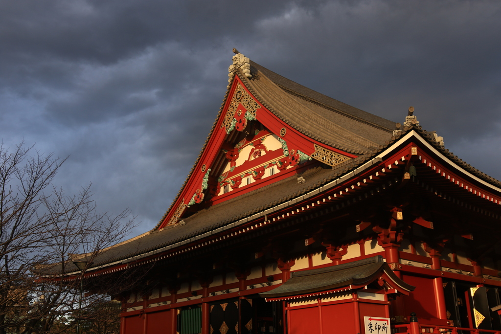 鉛色の空と浅草寺
