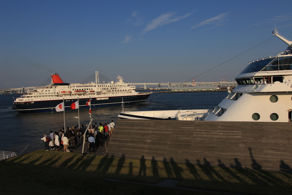 にっぽん丸、横浜出航