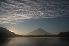 精進湖の夜明け