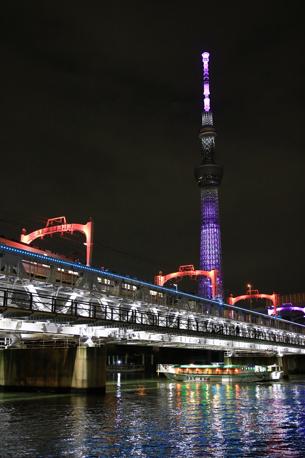 スカイツリーと電車と屋形船