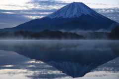 晩秋、夜明けの富士