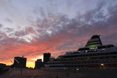 大桟橋の夕日と飛鳥Ⅱ