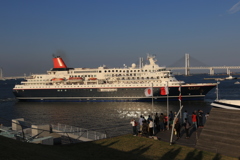 にっぽん丸、横浜出航