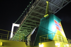 橘丸、レインボーブリッジ下通過