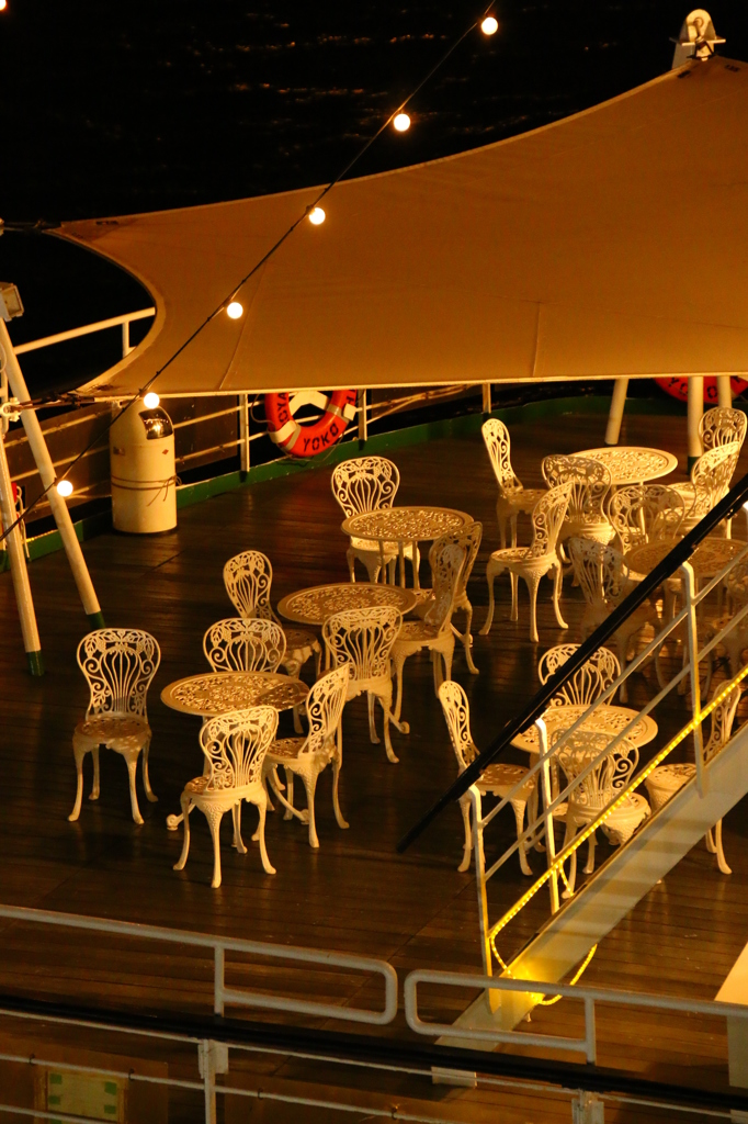 夜の船上デッキ