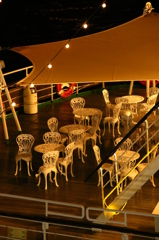 夜の船上デッキ