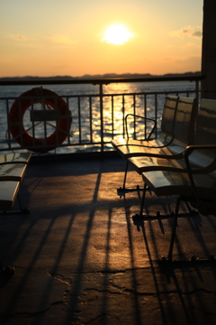 夕暮れの浦賀水道を北上、「さるびあ丸」