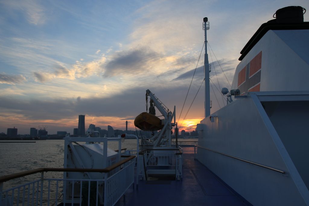 夕暮れの横浜を後にする「さるびあ丸」