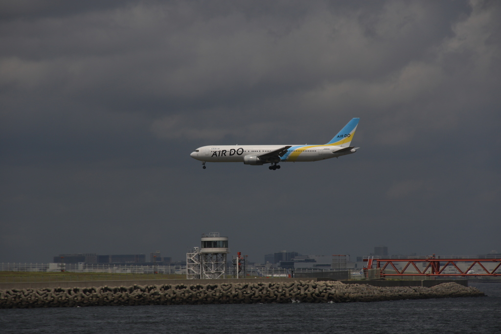 羽田Ｄ滑走路進入機を橘丸船上から