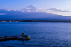 富士の湖畔で生きる