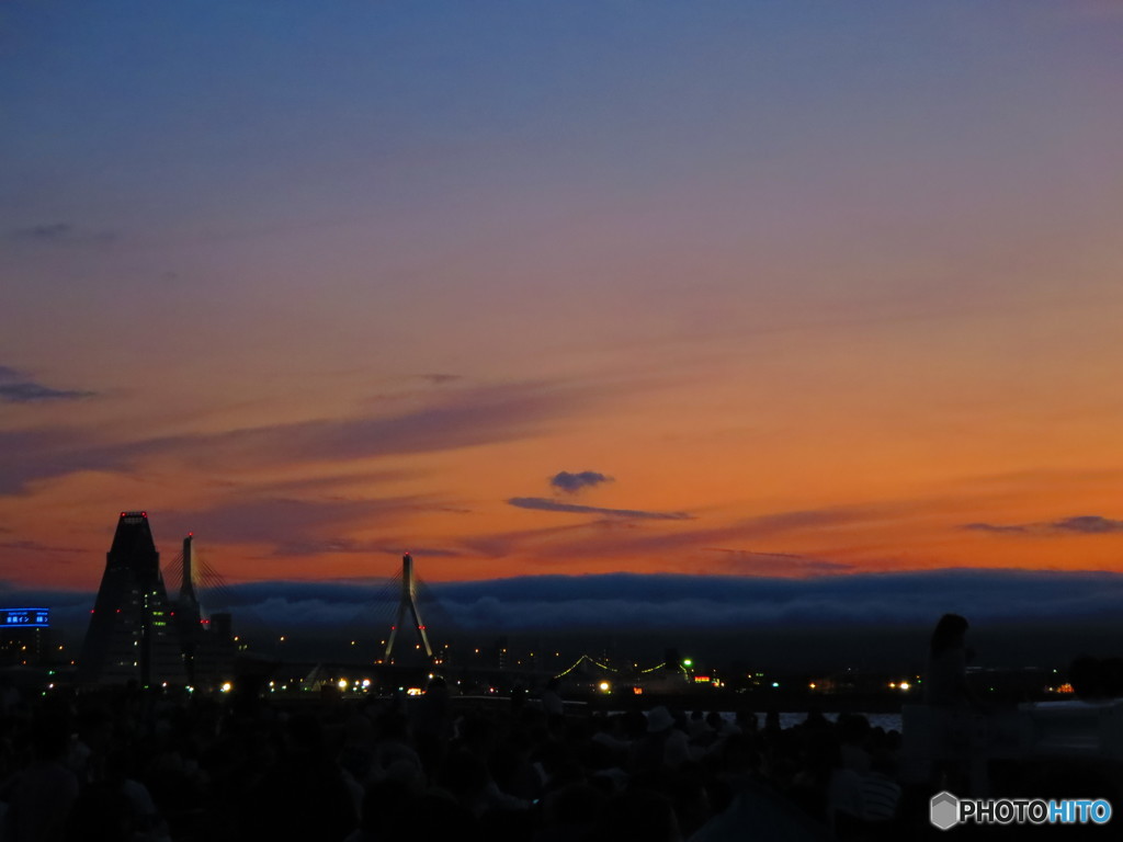 ねぶた海上運行を待つ観客と夕刻の青森市