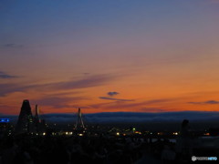 ねぶた海上運行を待つ観客と夕刻の青森市